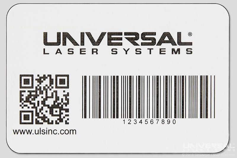 Lasermarkieren von markierbarem Etikettenmaterial, weiß/schwarz, von Polyonics mit einem 10,6 µm CO<sub>2</sub> Lasermarkieren und Laserschneiden mittels der MultiWave Hybrid™-Technologie