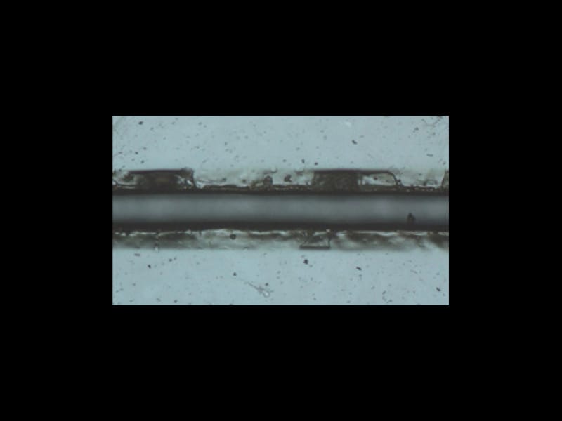 Corte láser de una película protectora (PET) 3M™ con imagen láser de 10,6 μm de microscopio óptico