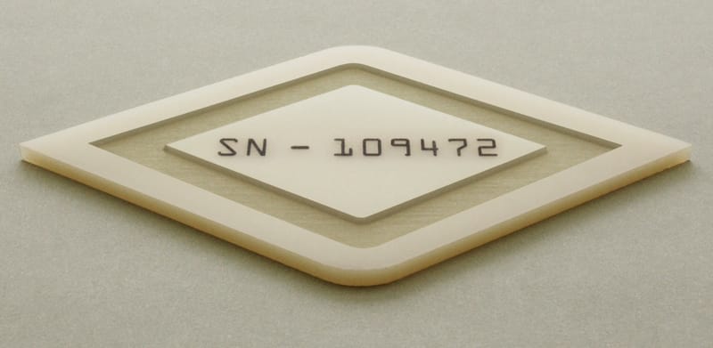 Corte, grabado y marcado de superficie de Halar® con números de serie