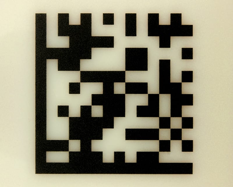 Marcado láser en superficie de Halar® con láser de fibra en código 2D