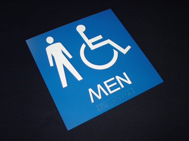 Cartello in Braille indicante la toilette inciso a laser su plastica microsuperficiale