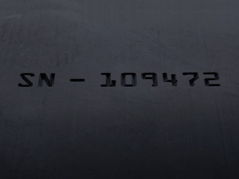Teflon® noir marqué au laser en profondeur avec numéro de série