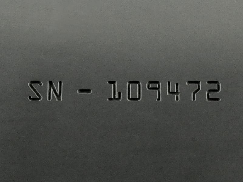 Viton®에서 레이저 제판한 깊이가 있는 일련 번호